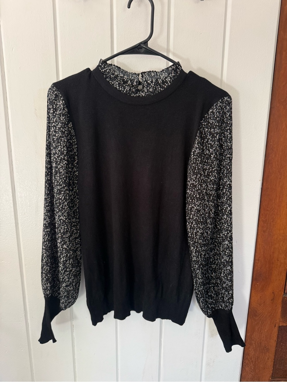 Sioni Milano Black Mixed-Texture Women’s Sweater with Floral Patterned Sleeves